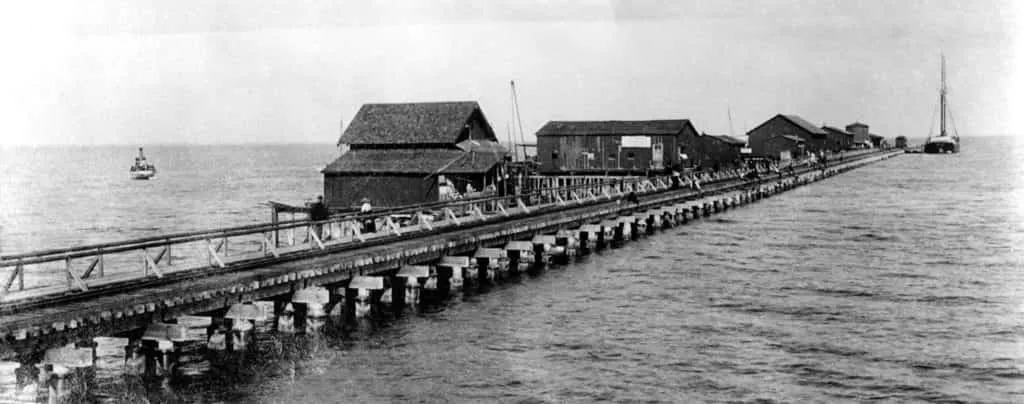 Archive image of the original railway pier, courtesy of the State Archives of Florida.